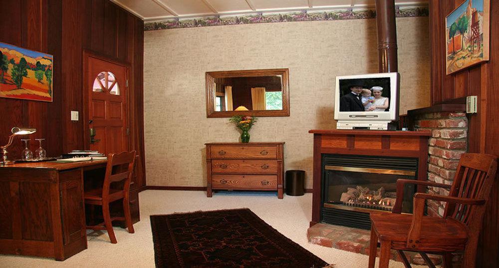 Old Crocker Inn Кловердейл Экстерьер фото